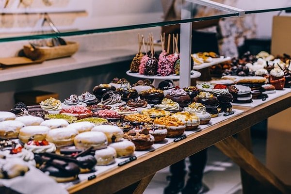 Quels sont les ingrédients et le matériel nécessaires pour faire de la pâtisserie ?