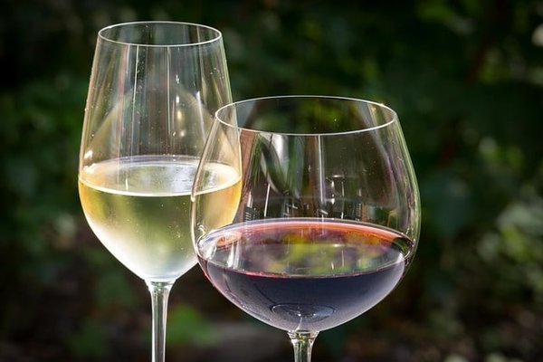 Quels sont les vins et les alcools servis au restaurant L'Ancienne Poste ?