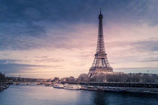 Quels sont les meilleurs restaurants pour un dîner gourmand à la Tour Eiffel en couple ?